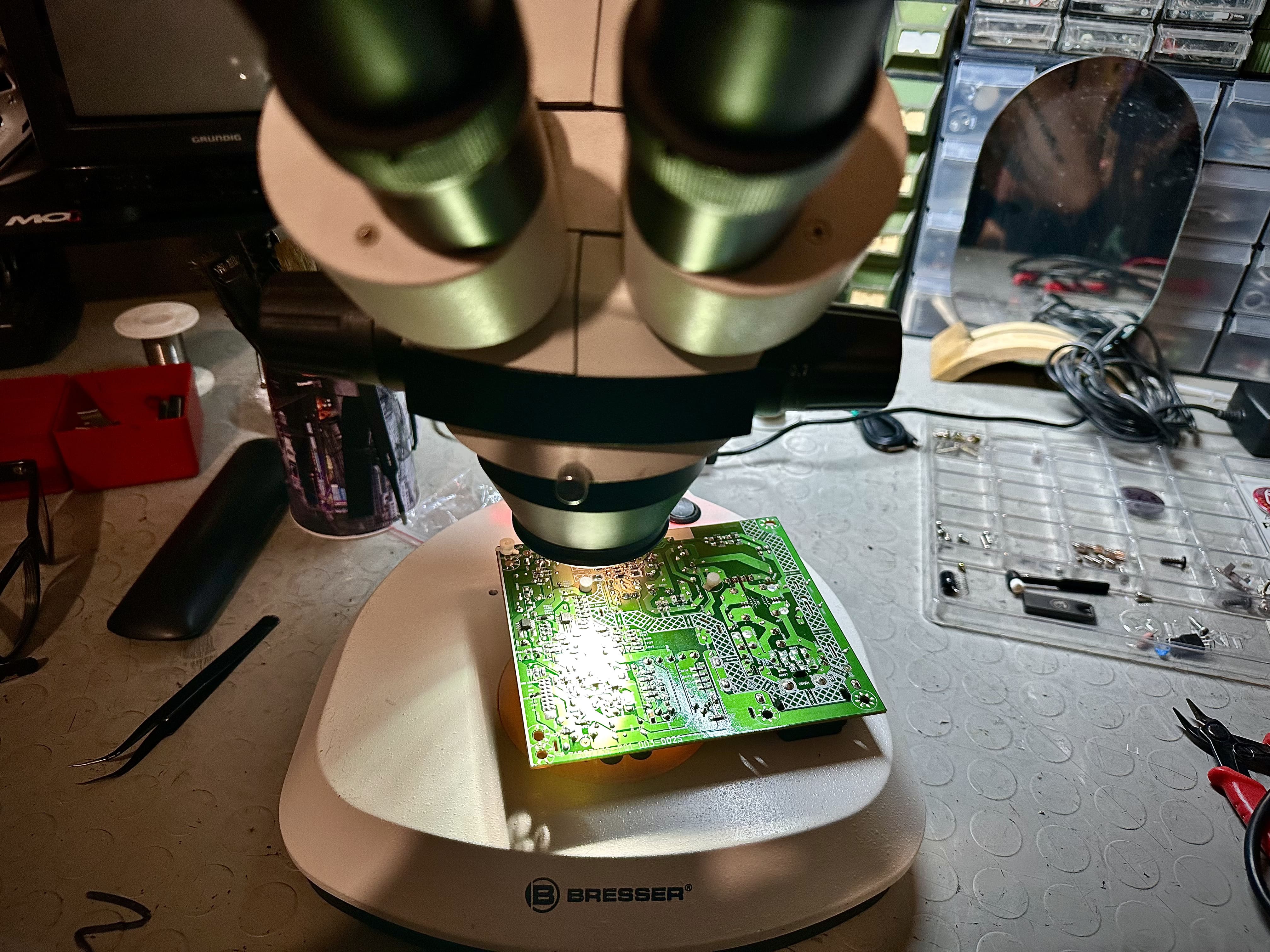 Analisi al microscopio della scheda di alimentazione Philips 715G7735 durante il controllo piste e saldature